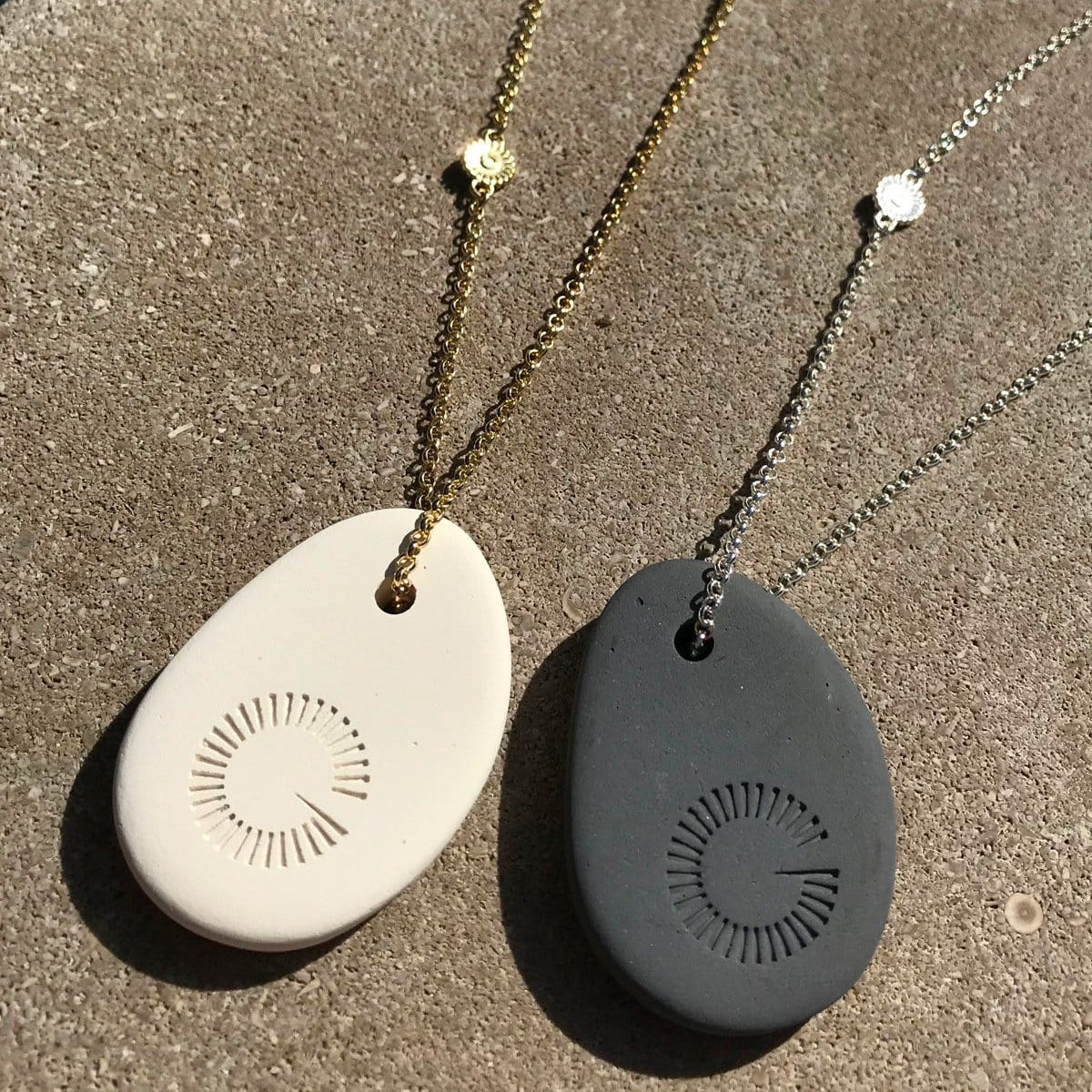 Veronique Gabai Ceramic Pebble Anhänger grau silber Keramik